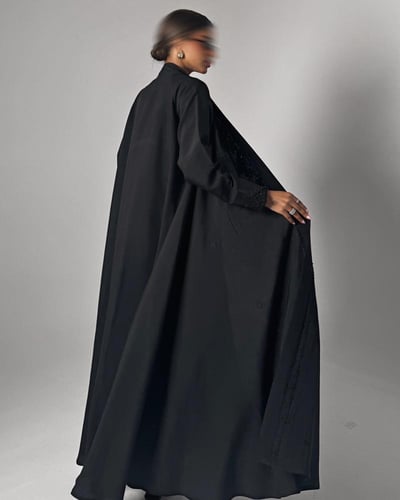 عباية دبل كلوش حرير مزينة بالشك والتطريز الاسود