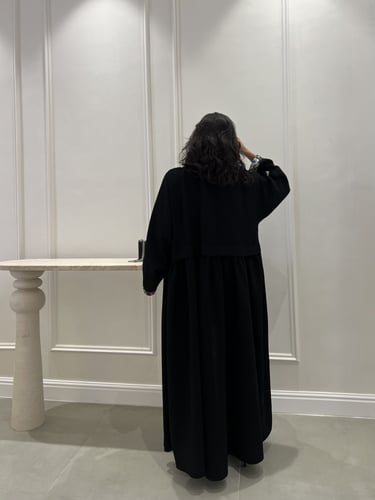 عباية مزينة بتطريز يدوي راقي