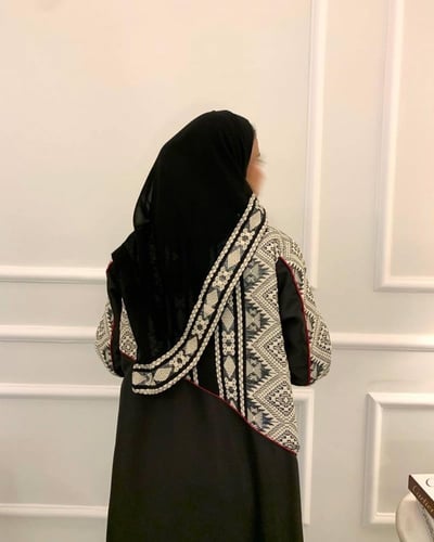 عباية كريب تفتة مزينة بنقوش السدو