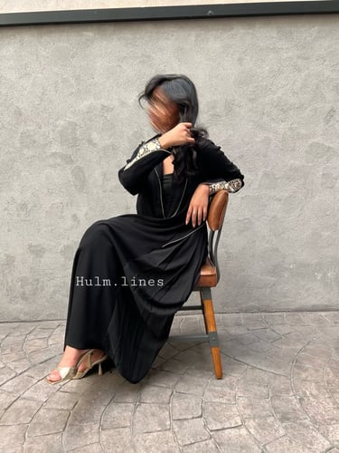 عباية بقصة أكمام راقية مزينة بكلف مطرزة ABD