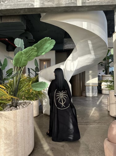 عباية اليوم الوطني مزينة بالشك اليدوي