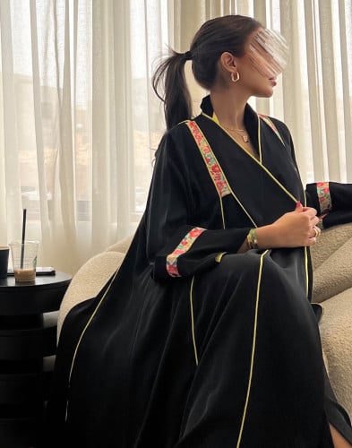 عباية صيفية مزينة بقيطان أصفر