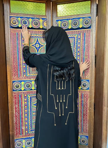 عباية عسيريه مطرزة باللون النحاسي