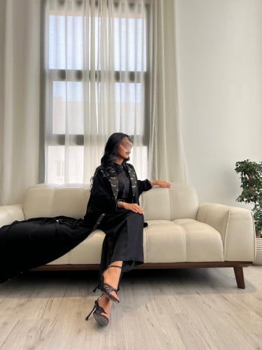 عباية أنيقة مصنوعة من الكريب والجاكار المشجر