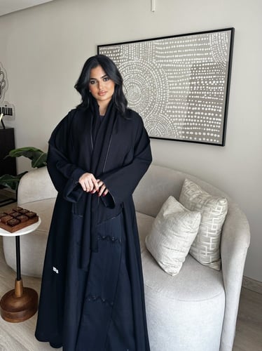 عباية كريب مع حرير مزين بشك باللون الأسود