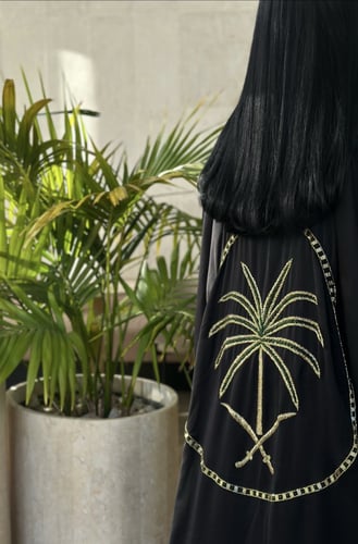 عباية اليوم الوطني مزينة بالشك اليدوي