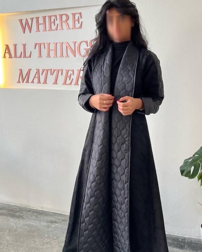 عباية تفتة بجاكار مشجر أسود.