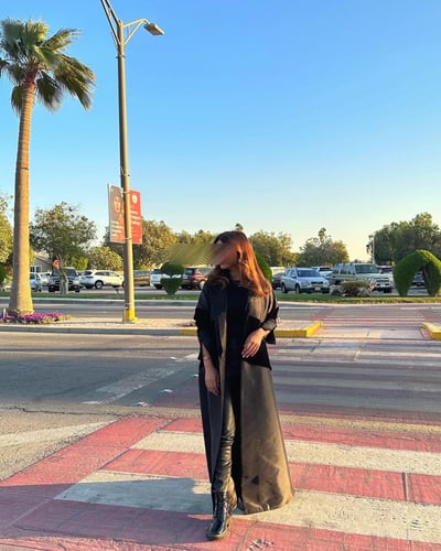 عباية بتصميم نصف كلوش من خام الشانتون والمخمل