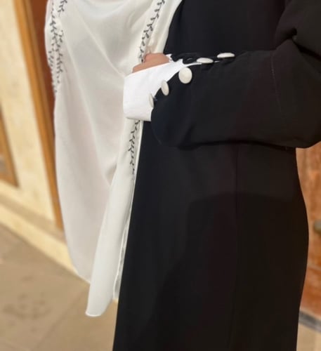 عباية عملية يومية من خام الكريب مع طرحة بيضاء