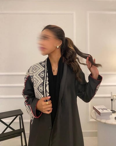 عباية كريب تفتة مزينة بنقوش السدو