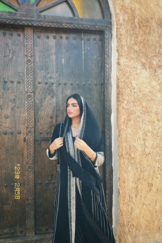 عبايه عسيرية راقية بتطريز تراثي فضي