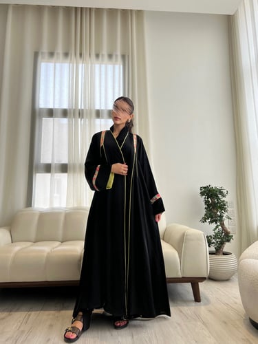 عباية صيفية مزينة بقيطان أصفر