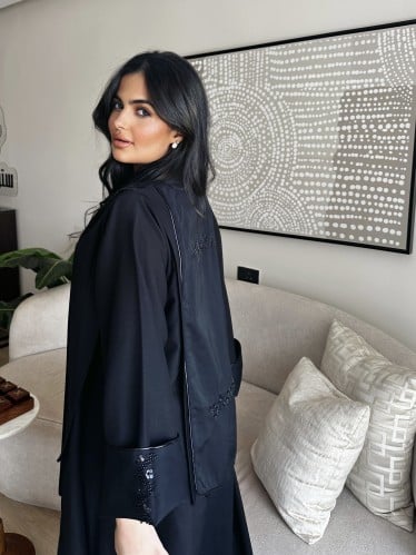 عباية كريب مع حرير مزين بشك باللون الأسود