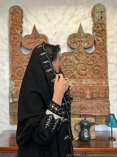 عباية تراثية بتطريز عسيري