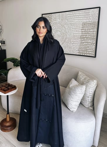 عباية كريب مع حرير مزين بشك باللون الأسود