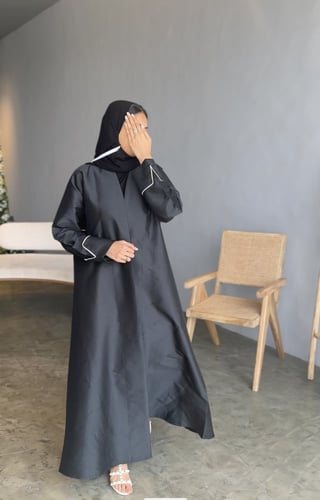 عباية بتصميم رسمي جميل