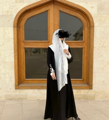 عباية عملية يومية من خام الكريب مع طرحة بيضاء