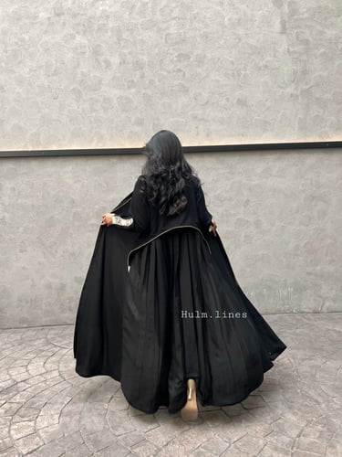 عباية بقصة أكمام راقية مزينة بكلف مطرزة ABD
