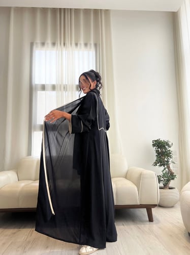 عباية سوداء مزينة بالقيطان الأبيض