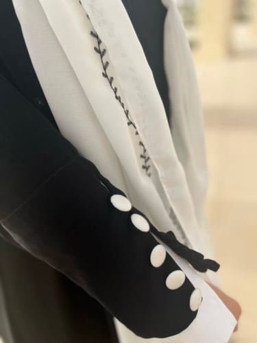 عباية عملية يومية من خام الكريب مع طرحة بيضاء