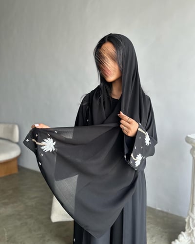 عباية كريب بلاك بيري بتصميم نصف كلوش