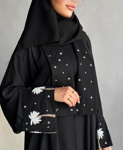 عباية كريب بلاك بيري بتصميم نصف كلوش