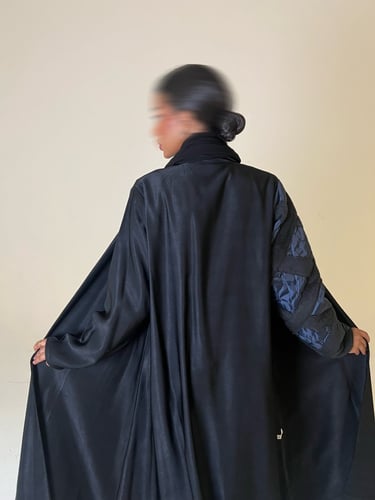 عباية شتوية بأكمام عصرية