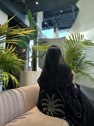 عباية اليوم الوطني مزينة بالشك اليدوي