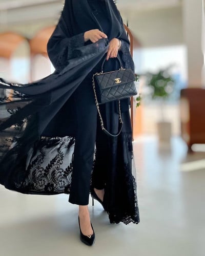عباية كلوش من الدانتيل الراقي