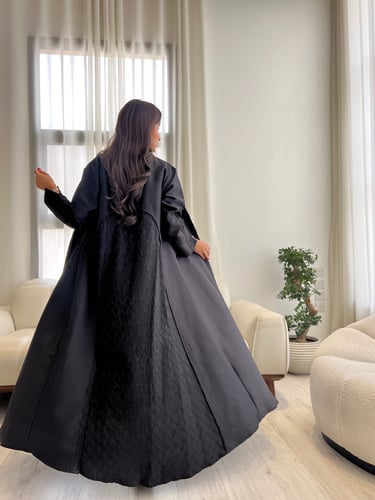 عبايه سوداء انيقة مصنوعة من التفتة