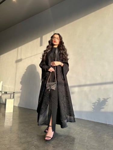 عباية بنقوش أنيقة من الجاكار وتفتة الكريب