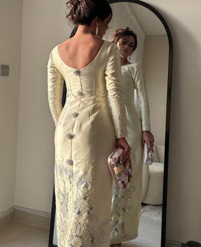 ‏فستان سهـرة راقي مزين بالشك