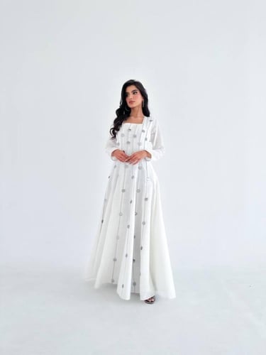 فستان ابيض أنيق