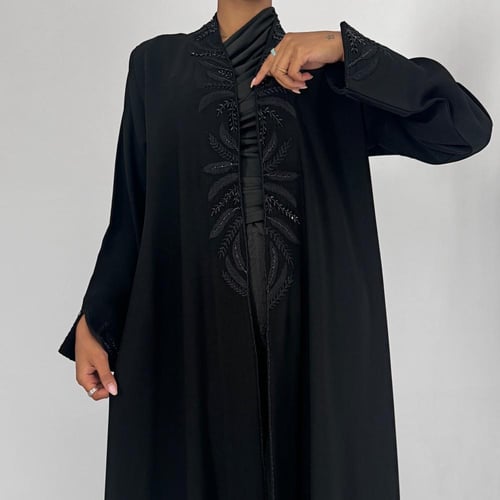 عباية بتدخيلات شك خرز أسود مع ورود