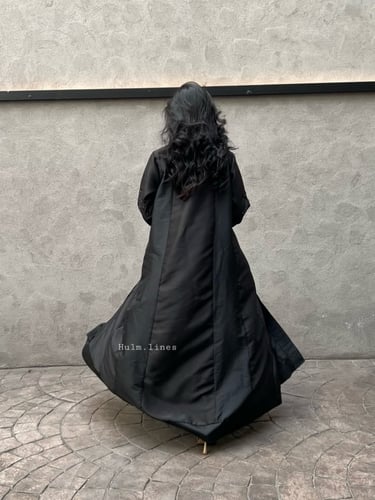 عباية مطرزة من قماشي الشانتون و التفتة