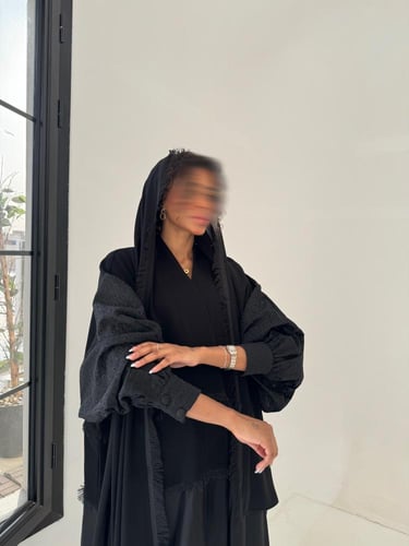 عبايه بقصه ربع بشت من ثلاث خامات مختلفة .