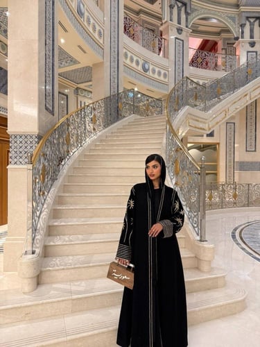 عباية كريب مزينة بكريستالات النخل على الأكمام