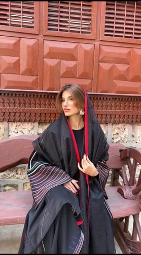 عباية عسيرية بتطريز تراثي راقي