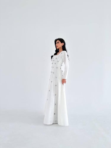 فستان ابيض أنيق