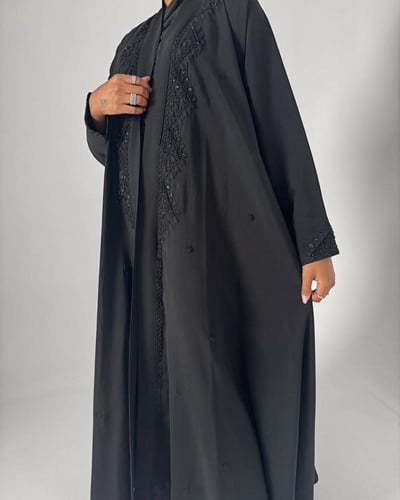 عباية دبل كلوش حرير مزينة بالشك والتطريز الاسود