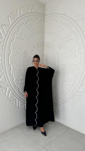 عباية بشت مطرزة باللون الأبيض بالإمكان تغيير اللون