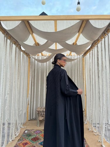 عباية حرير مزينه باللؤلؤ والهـدب