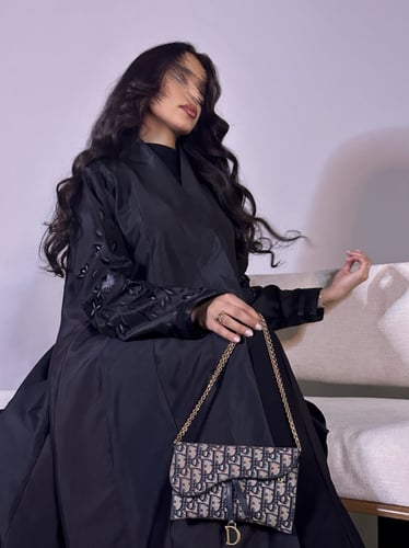 عباية مطرزة من قماشي الشانتون و التفتة