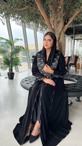 عباية من الكريب والجاكار بياقة منقوشة