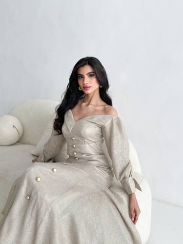 فستان ذهبي بقصة مبتكره