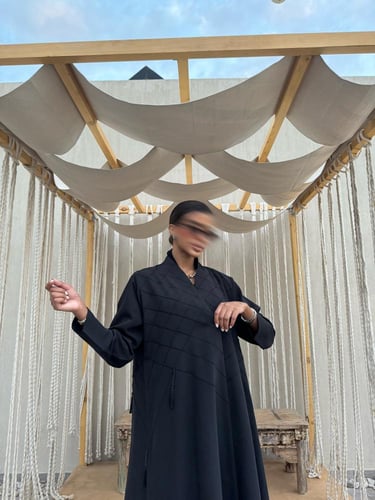 عباية حرير مزينه باللؤلؤ والهـدب