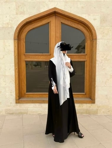 عباية عملية يومية من خام الكريب مع طرحة بيضاء