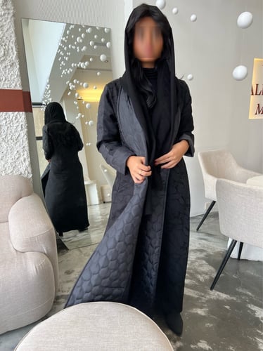 عباية تفتة بجاكار مشجر أسود.