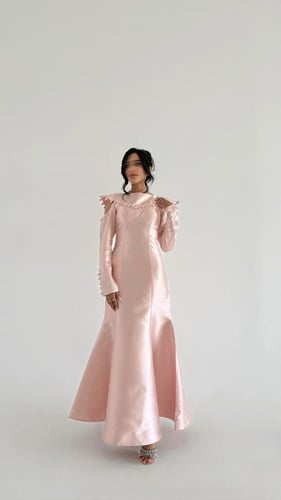 فستان طويل وبأكمام طويلة من قماش الميكادو