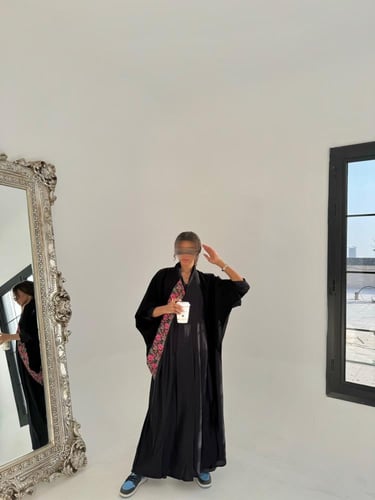 عباية بشت من خامتين كريب &حرير بكلفة مطرزة